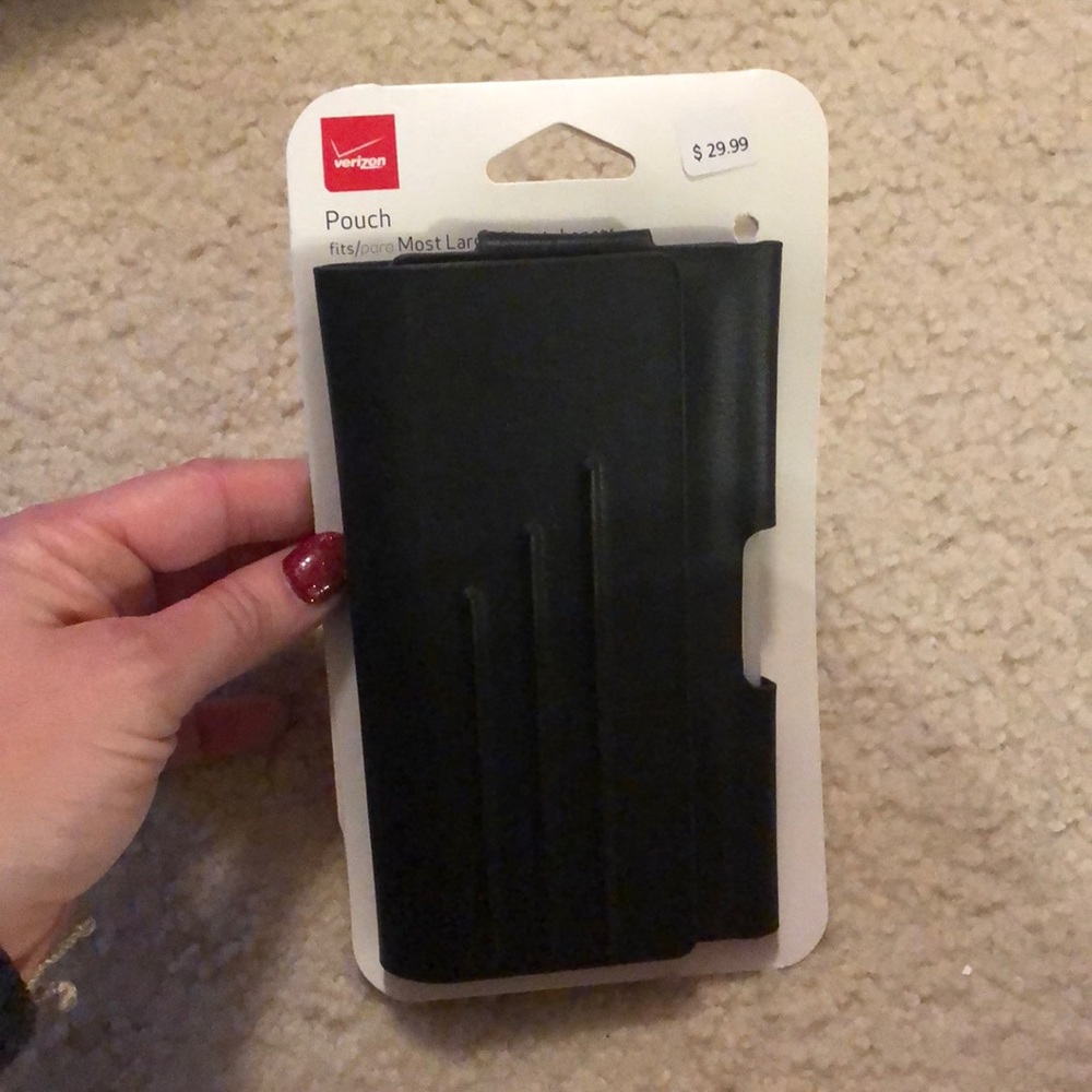 NEW Black smartphone clip pouch. Magnetic closure